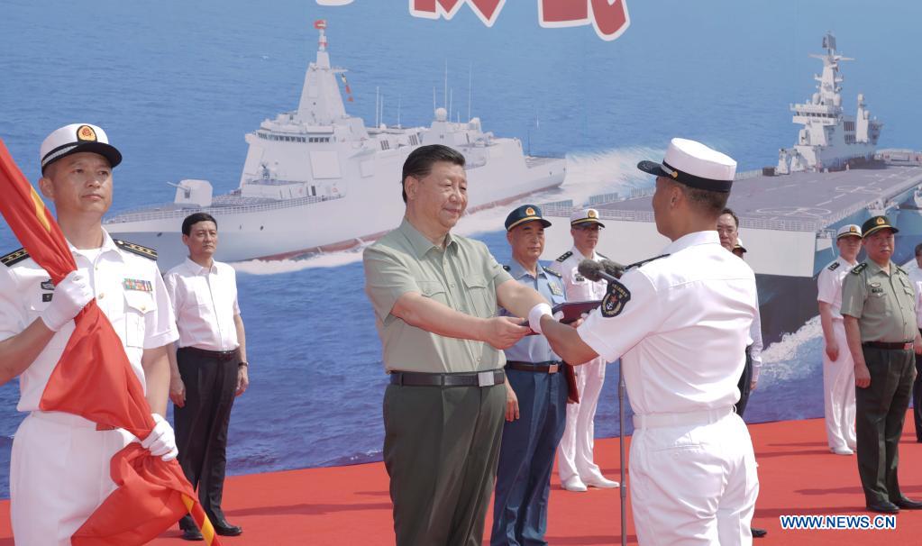 Xi Jinping assiste à une cérémonie de mise en service de navires militaires chinois