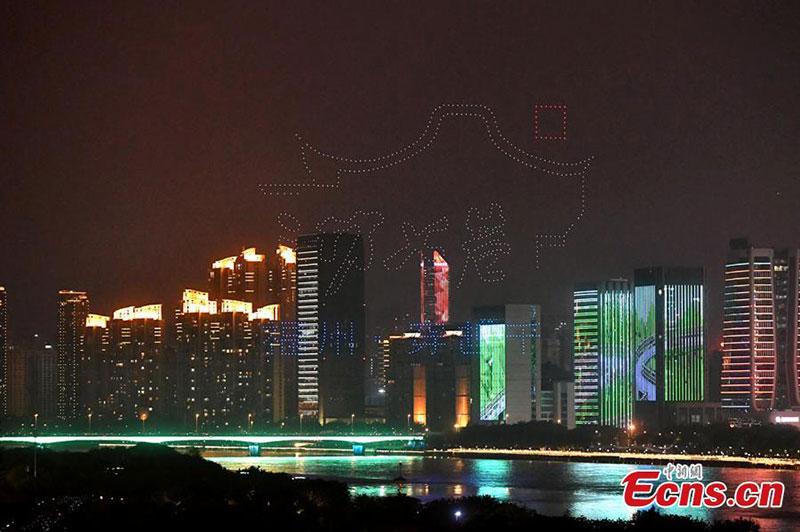 Un spectacle de drones organisé à Fuzhou pour saluer le 4e Sommet de la Chine numérique