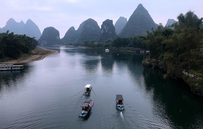 Focus sur la Chine : une rivière pittoresque reflète les progrès écologiques du pays