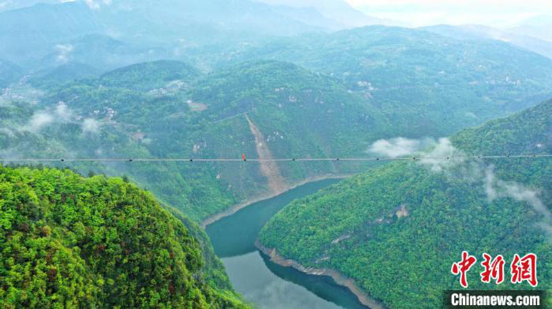 Une canalisation aérienne permet aux villages de montagne d'accéder à l'eau potable