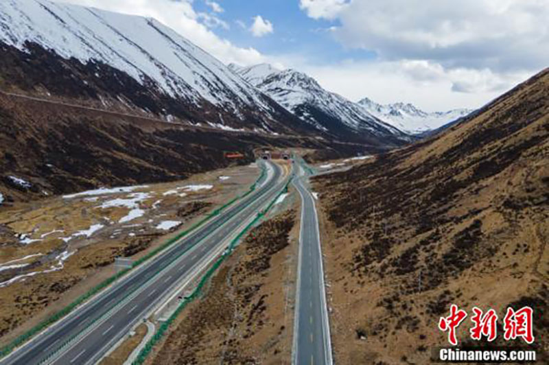 Découvrons la belle autoroute de haut niveau au Tibet