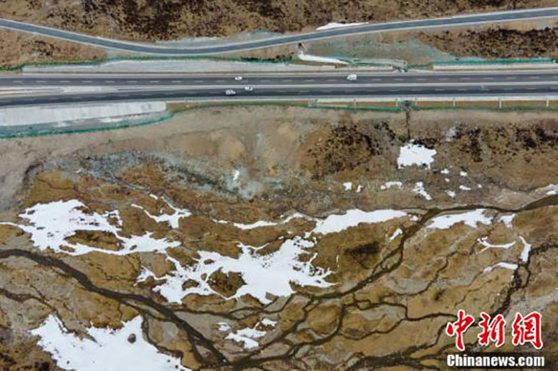Découvrons la belle autoroute de haut niveau au Tibet