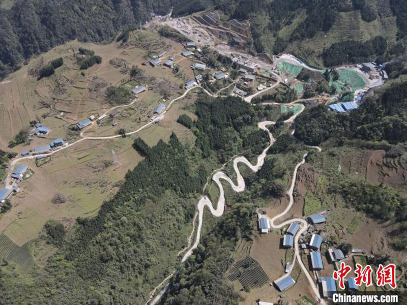 L'autoroute Lexi dans le Sichuan, reliant les montagnes Da Liangshan et Xiao Liangshan
