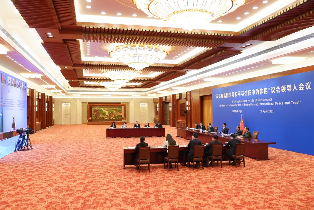 Le plus haut législateur chinois met l'accent sur le rôle des organes législatifs pour les relations entre Etats