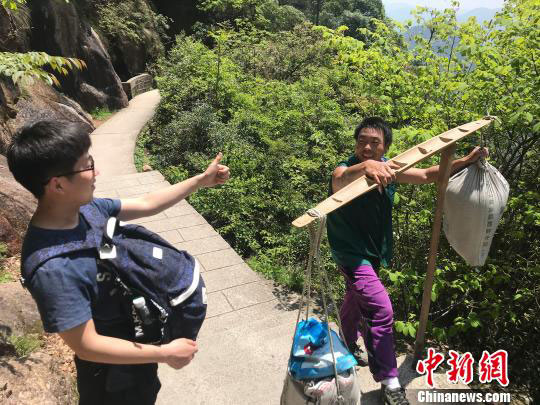 Les porteurs des monts Huangshan, un « paysage humain » au sommet de montagne