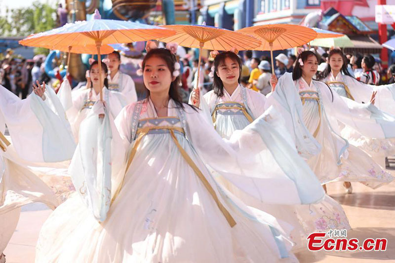 La culture traditionnelle et la culture populaire se rencontrent à la Happy Valley de Nanjing