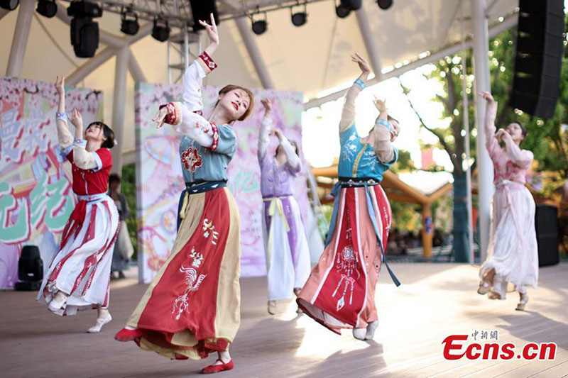 La culture traditionnelle et la culture populaire se rencontrent à la Happy Valley de Nanjing