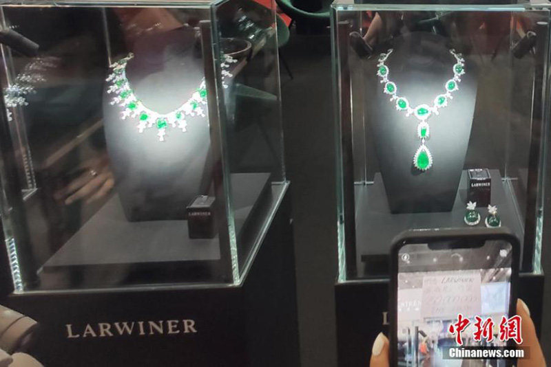 Le seul ensemble de bijoux en diamants et émeraudes du monde présentés à l'Exposition internationale des biens de consommation de Chine à Hainan