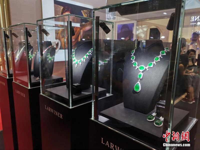 Le seul ensemble de bijoux en diamants et émeraudes du monde présentés à l'Exposition internationale des biens de consommation de Chine à Hainan
