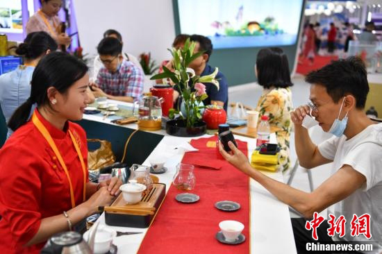 Des produits gastronomiques du monde entier rassemblés à l'Exposition internationale des biens de consommation de Hainan
