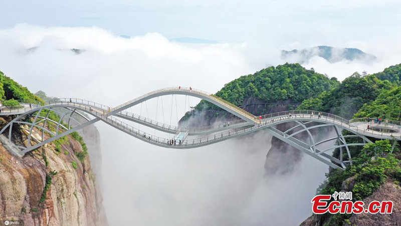 La brume enveloppe le site touristique de Shenxianju dans le Zhejiang