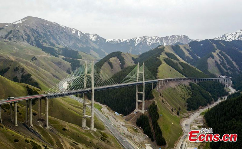 Les magnifiques paysages du pont de Guozigou dans le Xinjiang