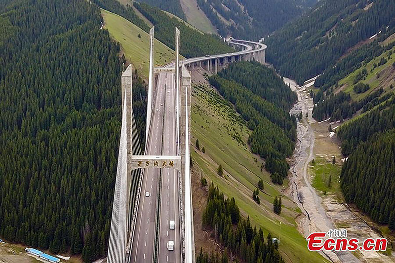 Les magnifiques paysages du pont de Guozigou dans le Xinjiang