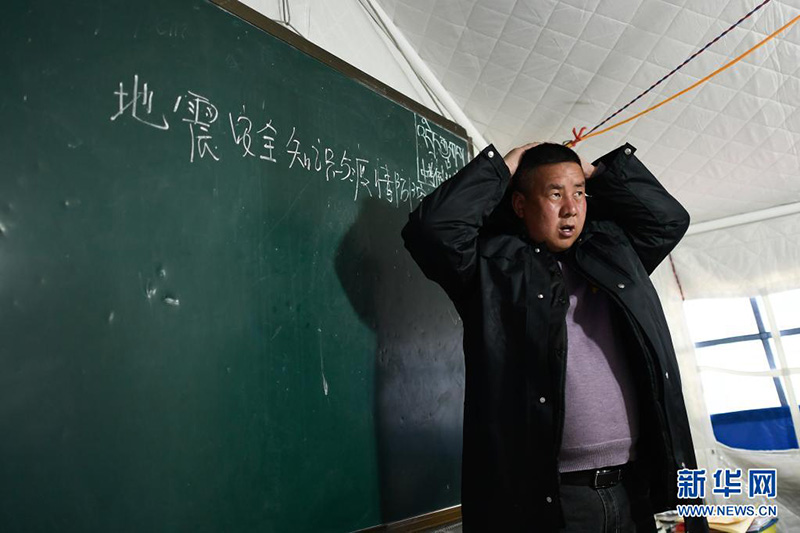 Après le tremblement de terre, un professeur devient le « père temporaire » de ses élèves