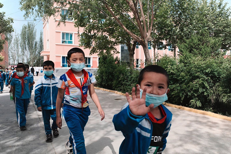 Enfants souriants au Xinjiang