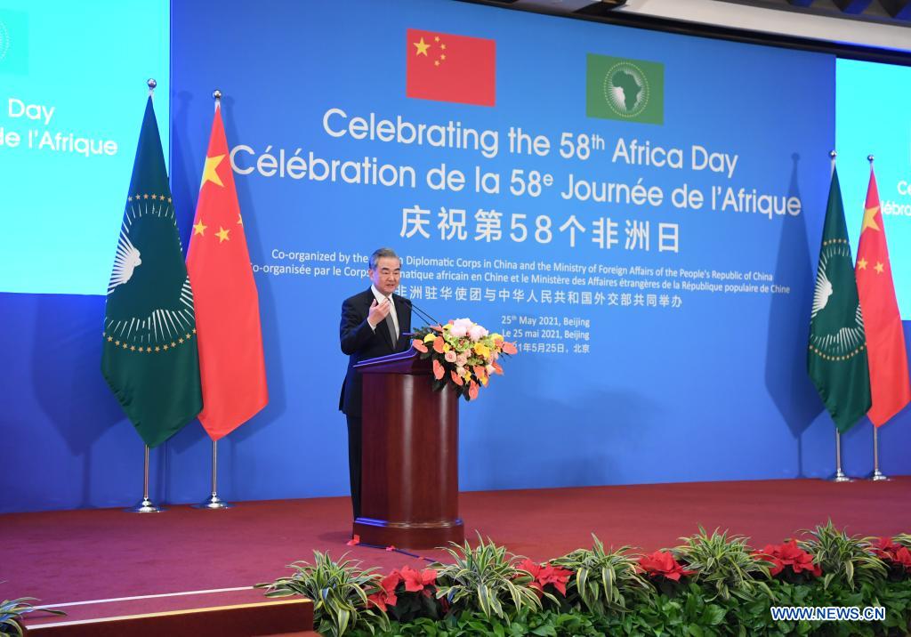 Le ministre chinois des AE appelle à renforcer la coopération lors de la réception de la Journée de l'Afrique