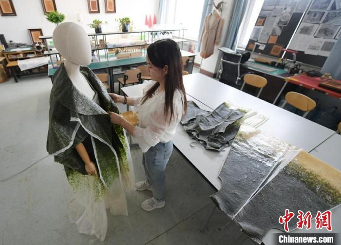 Une étudiante d'université du Jilin crée des vêtements comestibles