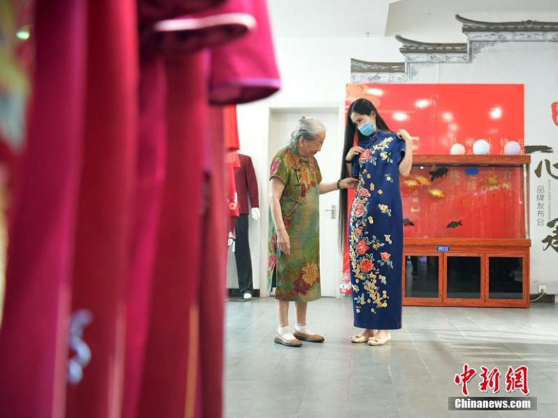 Une grand-mère de 86 ans du Hebei a passé la plupart sa vie en robe qipao traditionnelle