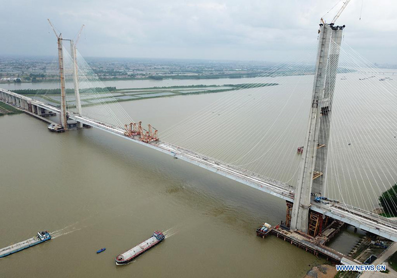 Le pont de Bianyuzhou sur le fleuve Yangtsé du chemin de fer Anqing-Jiujiang en construction