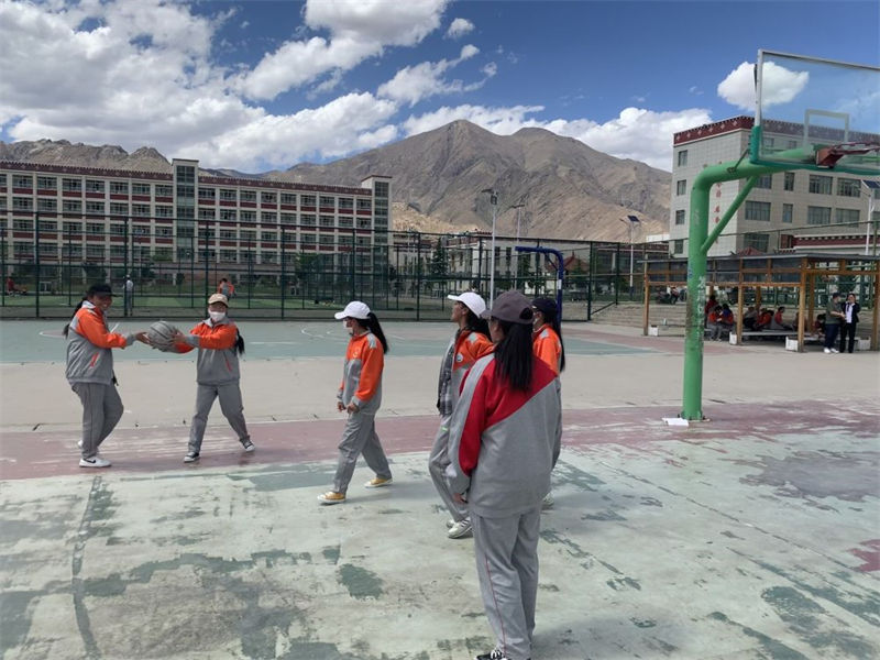 Des filles tibétaines poursuivent leurs rêves de basket-ball sur le « toit du monde »
