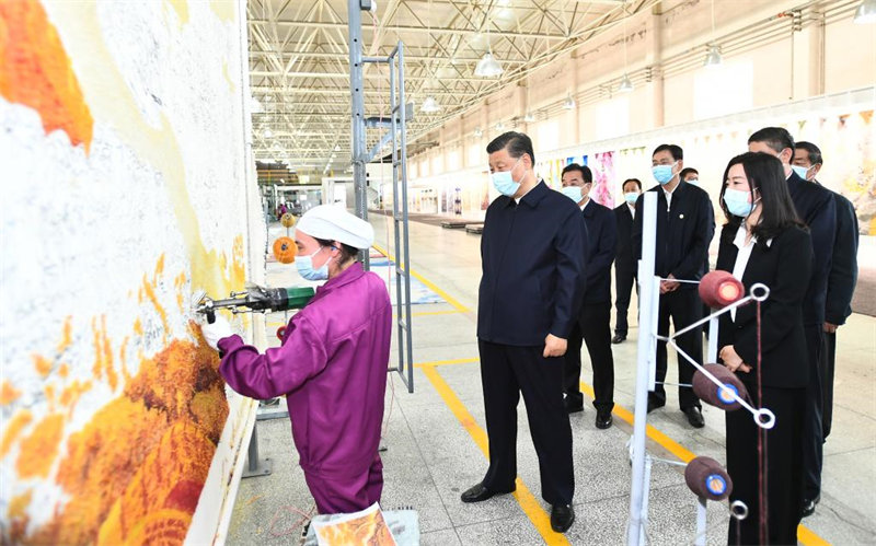 Xi Jinping met l'accent sur le développement des industries spécialisées et sur la stimulation du développement par l'innovation