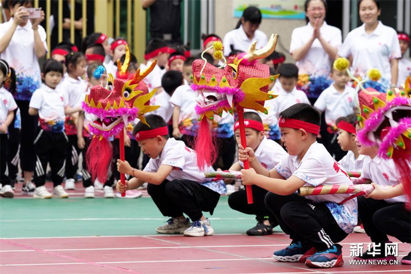 Des activités organisées à l'école pour célébrer la Fête des Bateaux-Dragons