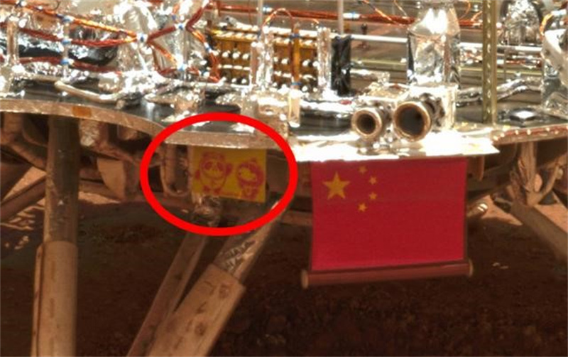 Diffusion des premières images de Mars prises par le rover Zhurong, avec les mascottes des JO d'hiver de Beijing