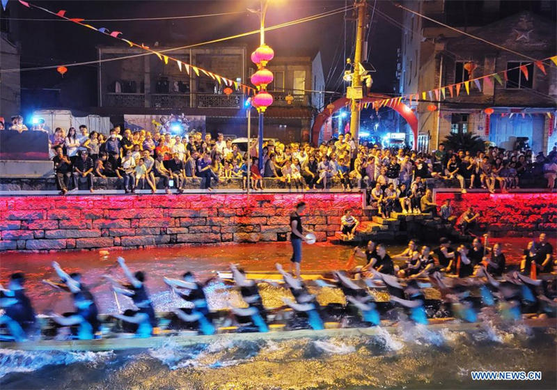 Chine : course de bateaux-dragons nocturne à Fuzhou