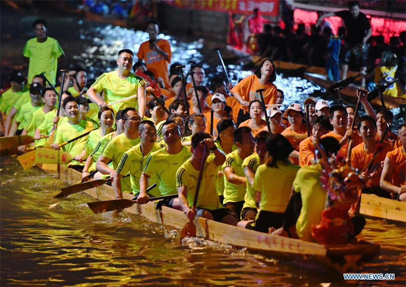 Chine : course de bateaux-dragons nocturne à Fuzhou