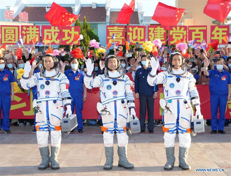 Cérémonie d'au revoir aux astronautes chinois de la mission Shenzhou-12