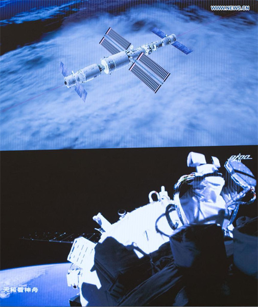 Le vaisseau spatial habité chinois Shenzhou-12 s'amarre au module de la station spatiale