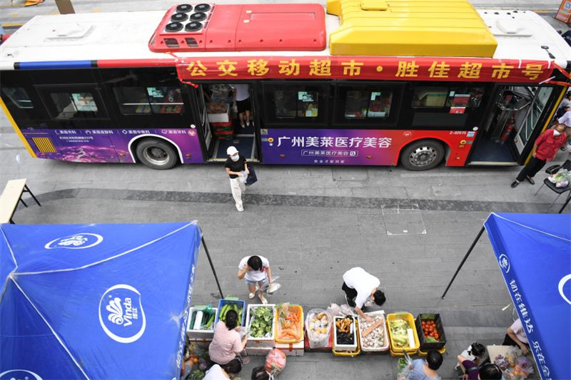 Chine : les marchés mobiles facilitent les achats des habitants à Guangzhou