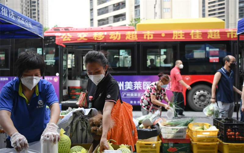 Chine : les marchés mobiles facilitent les achats des habitants à Guangzhou