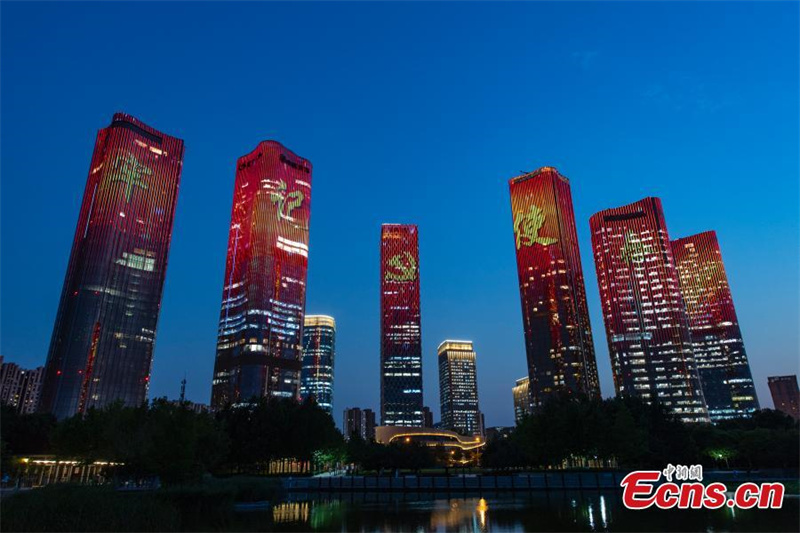Des gratte-ciel de Beijing s'illuminent pour le 100e anniversaire du PCC du 1er juillet