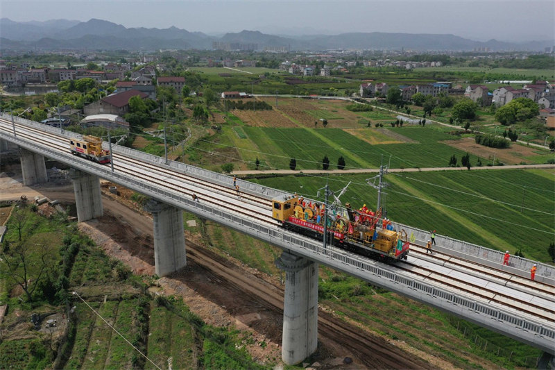 La Chine construit son premier chemin de fer à grande vitesse contrôlé en partie par des capitaux privés