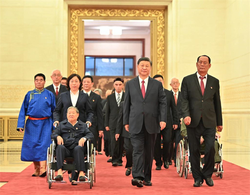 Xi Jinping remet la médaille du 1er juillet aux membres exceptionnels du PCC