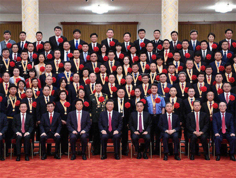 Xi Jinping remet la médaille du 1er juillet aux membres exceptionnels du PCC
