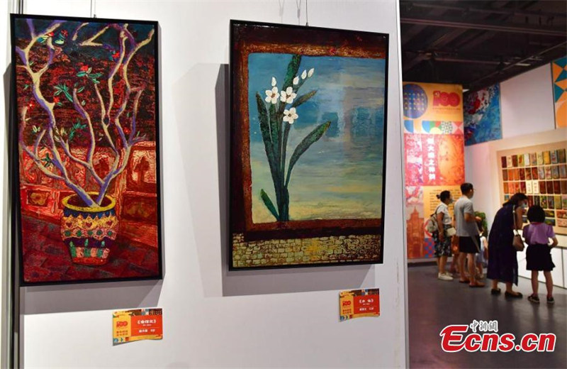 Des élèves ajoutent des éléments créatifs aux laques de Fuzhou