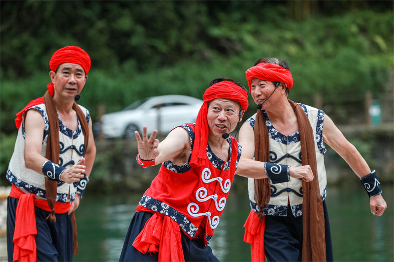 Hubei : des spectacles folkloriques sur des sites touristiques offrent une expérience culturelle