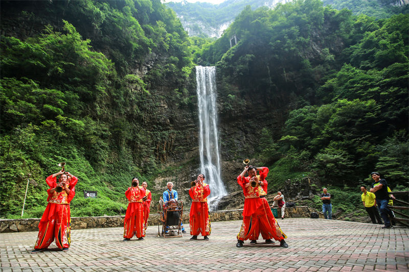 Hubei : des spectacles folkloriques sur des sites touristiques offrent une expérience culturelle