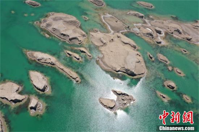 Le magnifique paysage des yardangs sortant des eaux dans le bassin du Qaidam, dans la province du Qinghai