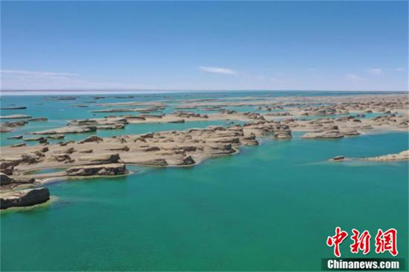 Le magnifique paysage des yardangs sortant des eaux dans le bassin du Qaidam, dans la province du Qinghai