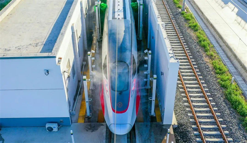 Cinq minutes pour « prendre sa douche », le train à grande vitesse chinois va plus vite que vous !