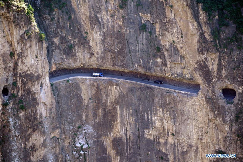 Chine : une route creusée dans la falaise au Shanxi
