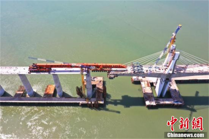 La machine de construction de ponts et de rails à grande vitesse de mille tonnes « Kunlun »,a achevé les travaux de pose en mer