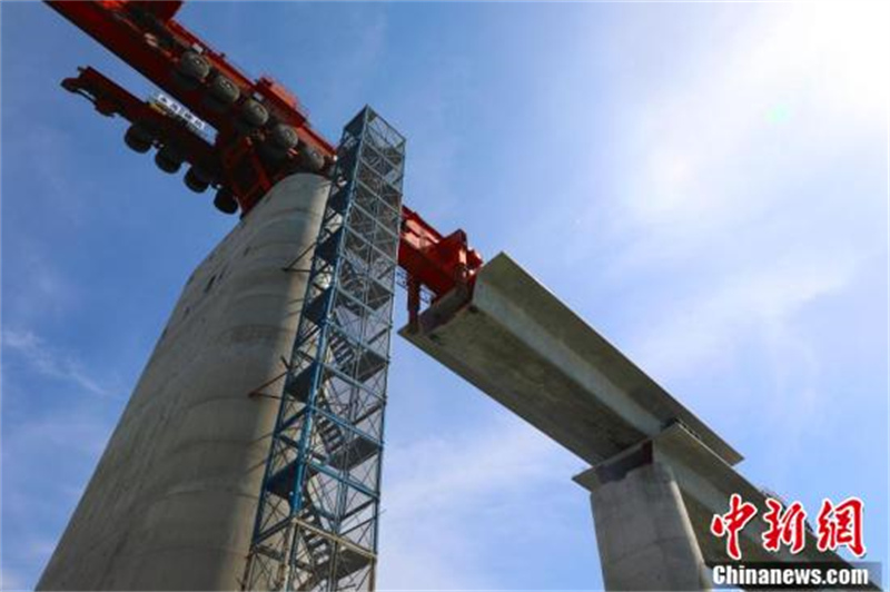 La machine de construction de ponts et de rails à grande vitesse de mille tonnes « Kunlun »,a achevé les travaux de pose en mer