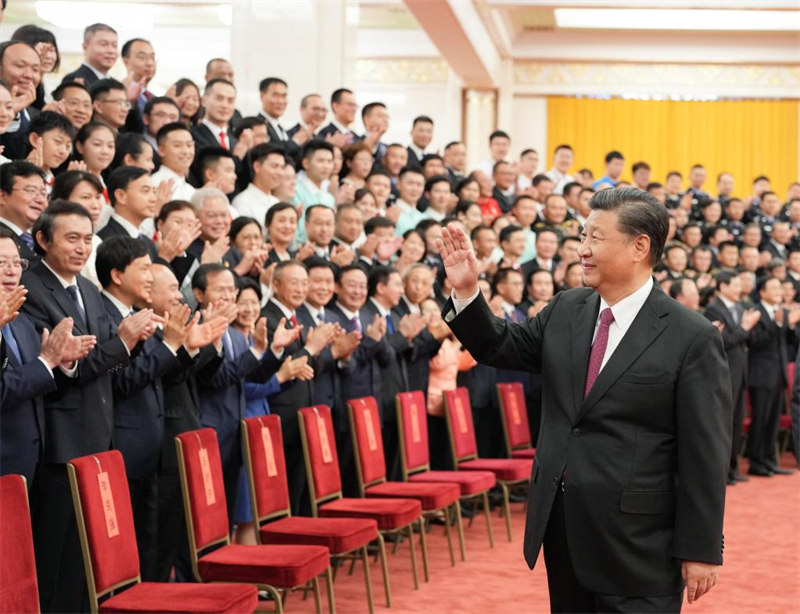 Xi Jinping salue les participants aux préparatifs pour les célébrations du centenaire du PCC