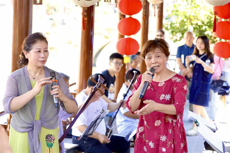 Un village ancien du Zhejiang accueille des touristes d'été