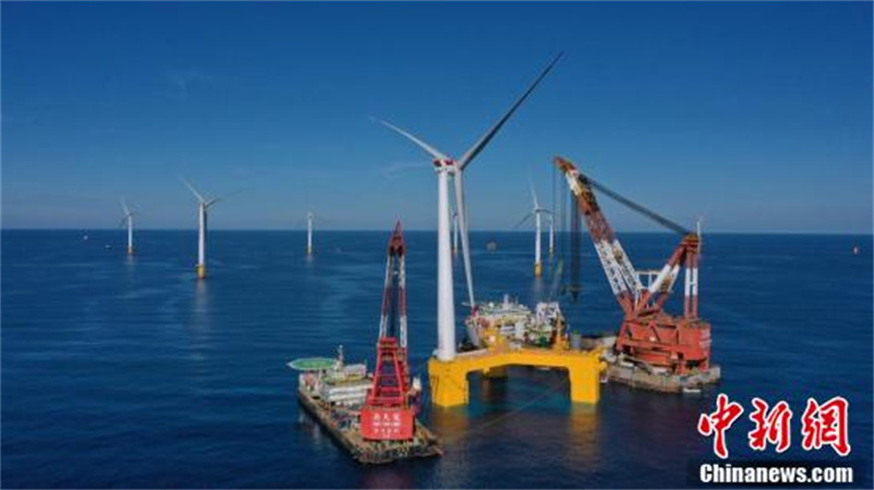 La première éolienne offshore flottante anti-typhon au monde inaugurée avec succès dans le Guangdong