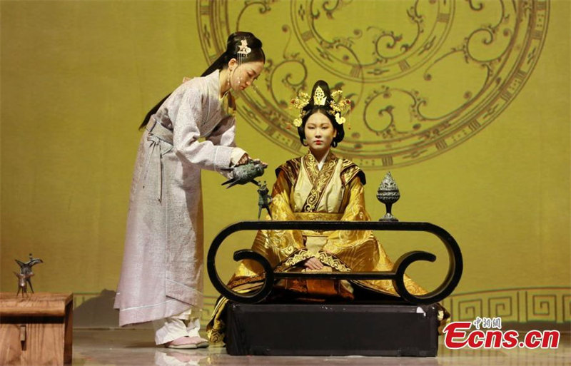Un spectacle des costumes chinois anciens illumine la « culture de la soie »